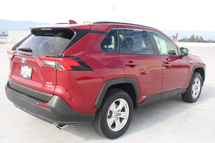 Certified 2021 Toyota RAV4 XLE w/ Convenience Package AWD/4WD image 3