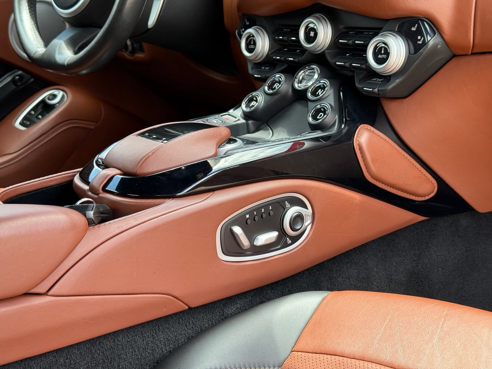 Used 2020 Aston Martin V8 Vantage Coupe RWD image 33