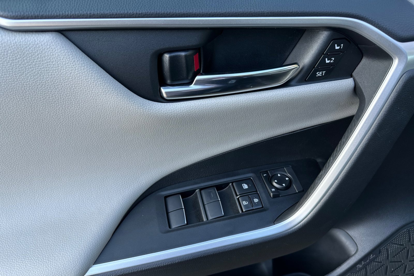 Used 2021 Toyota RAV4 Limited image 17