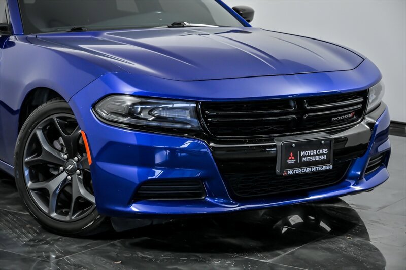 Used 2020 Dodge Charger SXT w/ Blacktop Package RWD image 2