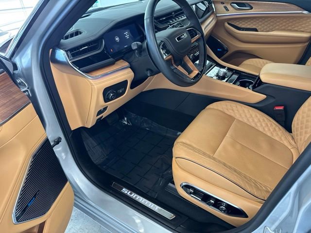 Used 2025 Jeep Grand Cherokee Summit AWD/4WD image 15