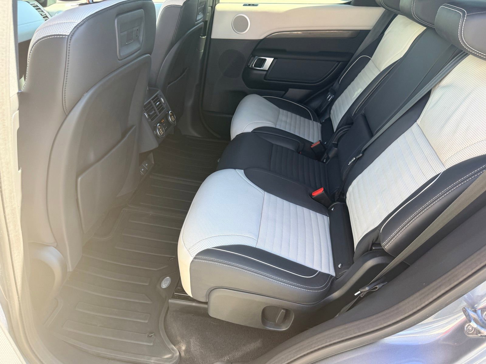 Used 2023 Land Rover Discovery HSE R-Dynamic AWD/4WD image 16