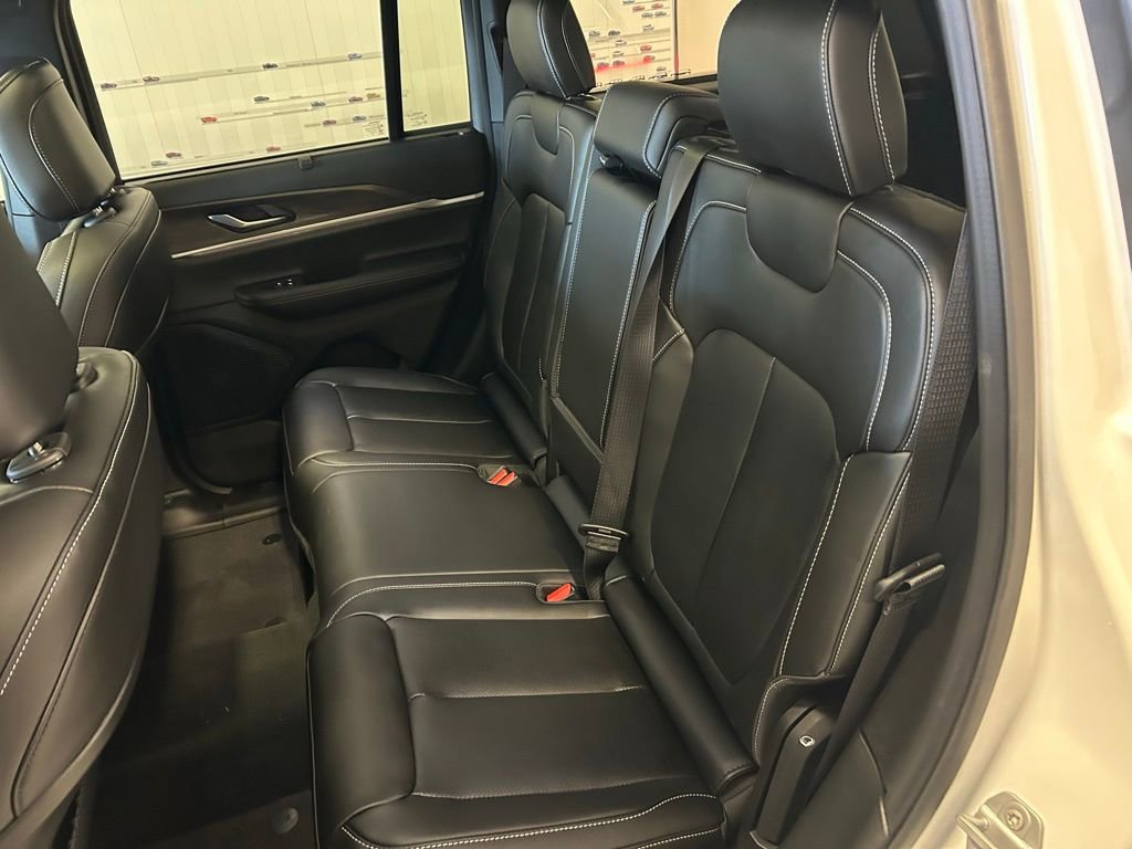New 2025 Jeep Grand Cherokee Limited w/ Luxury Tech Group II image 22