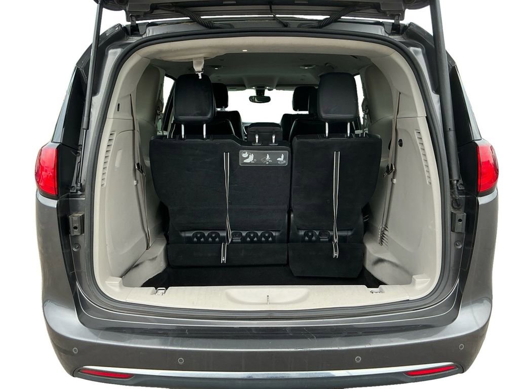 Used 2018 Chrysler Pacifica Touring-L FWD image 24