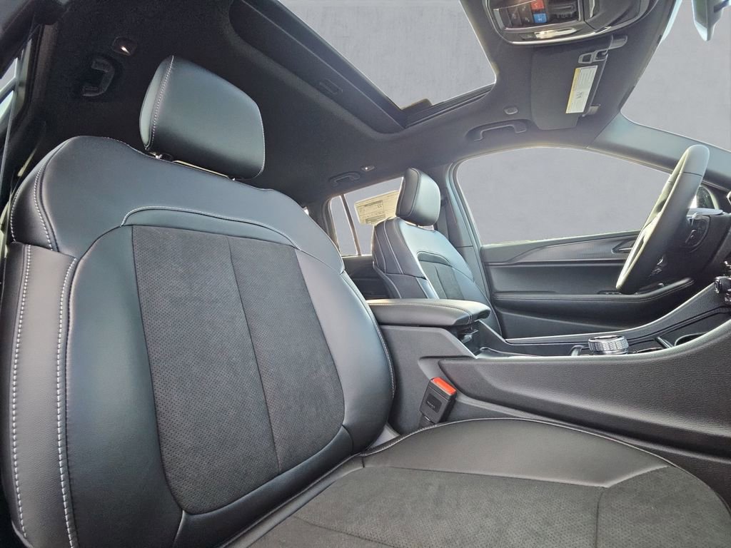 New 2025 Jeep Grand Cherokee Altitude image 30