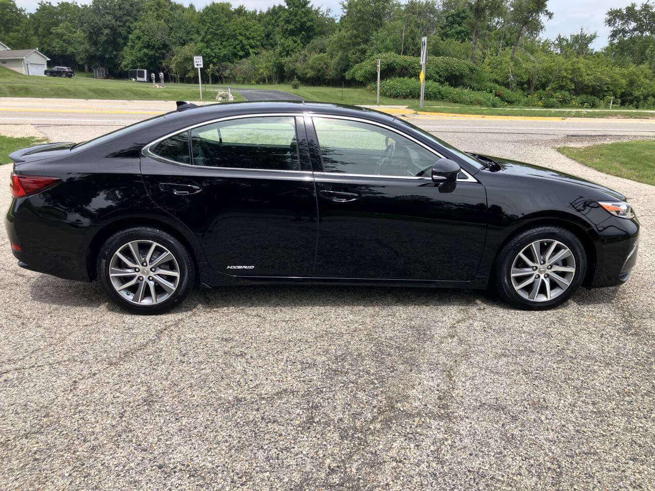 Used 2016 Lexus ES 300h w/ Luxury Package w/Wood Trim FWD image 6