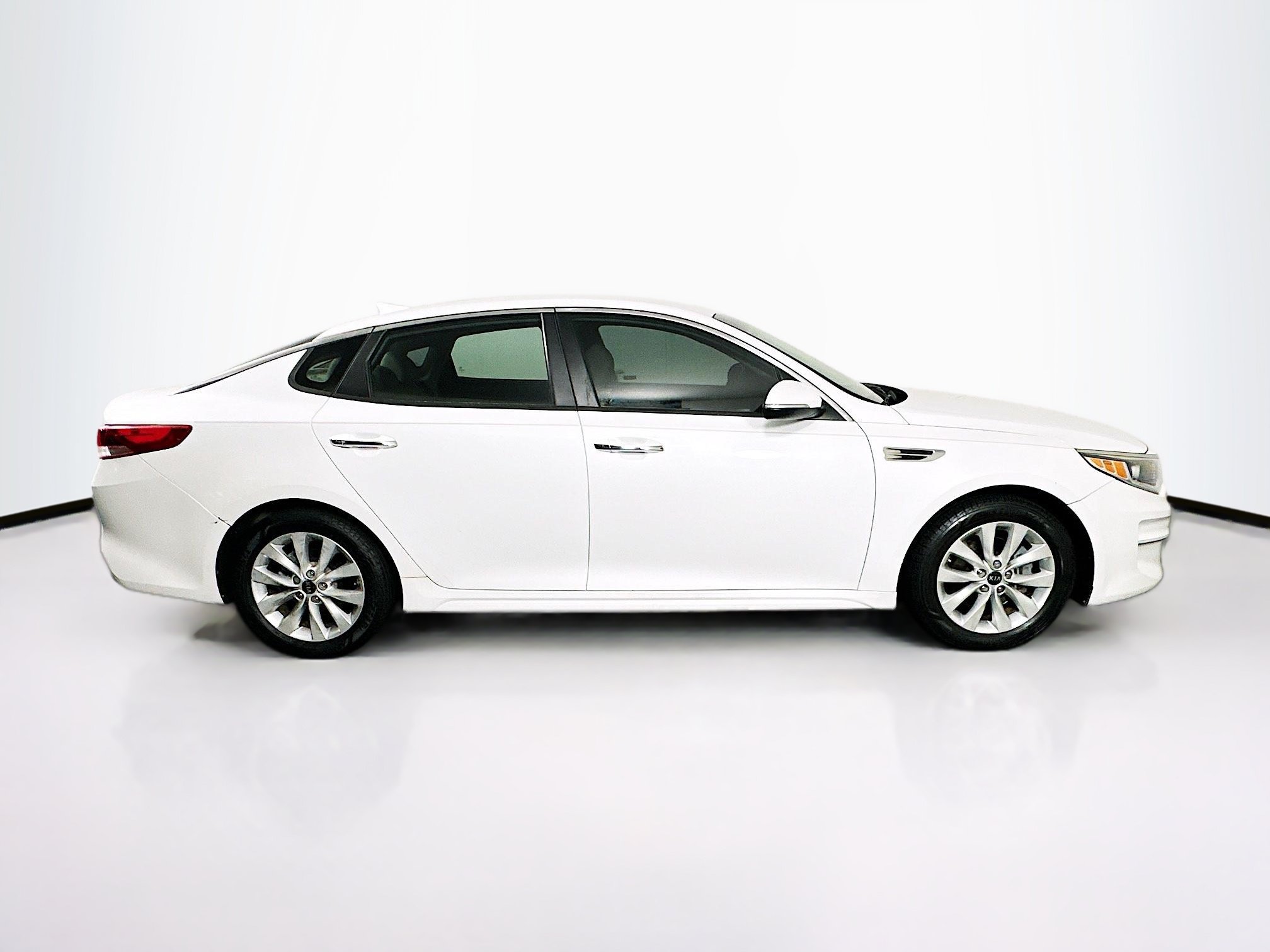 Used 2018 Kia Optima LX w/ 17" Alloy Wheels Package FWD image 10