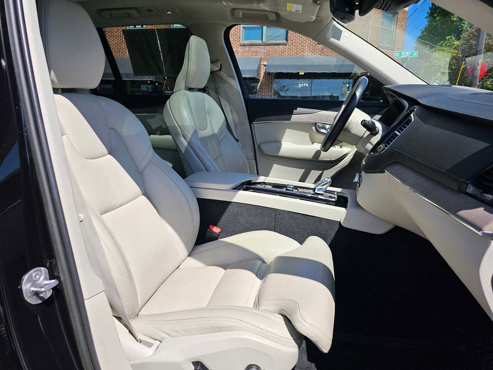 Used 2023 Volvo XC90 B6 Ultimate w/ Protection Package Premier AWD/4WD image 11