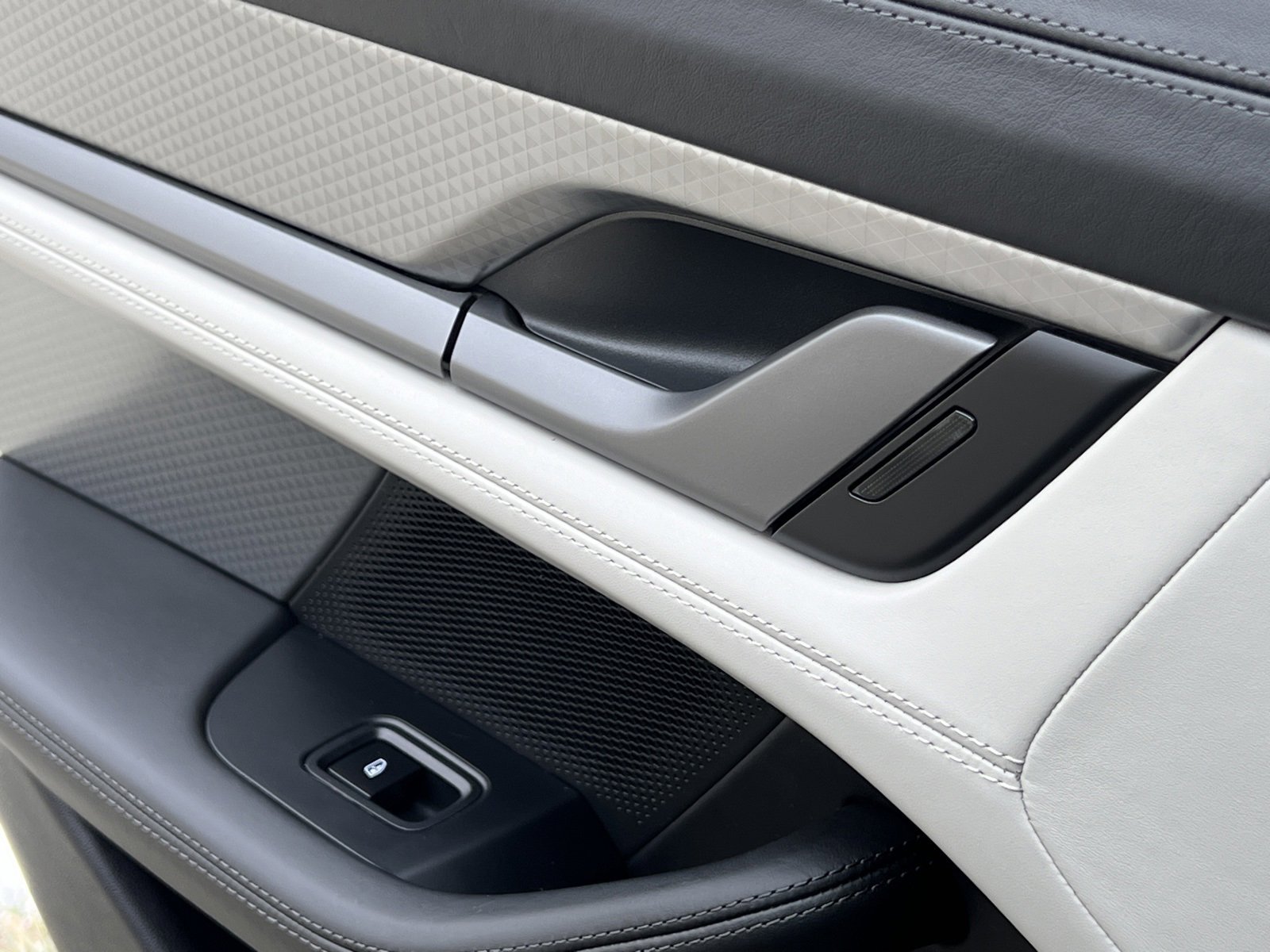 Certified 2025 Porsche Taycan image 30