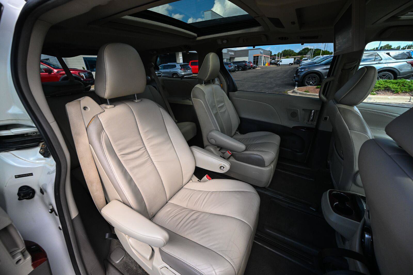 Used 2011 Toyota Sienna Limited w/ Premium Pkg FWD image 28