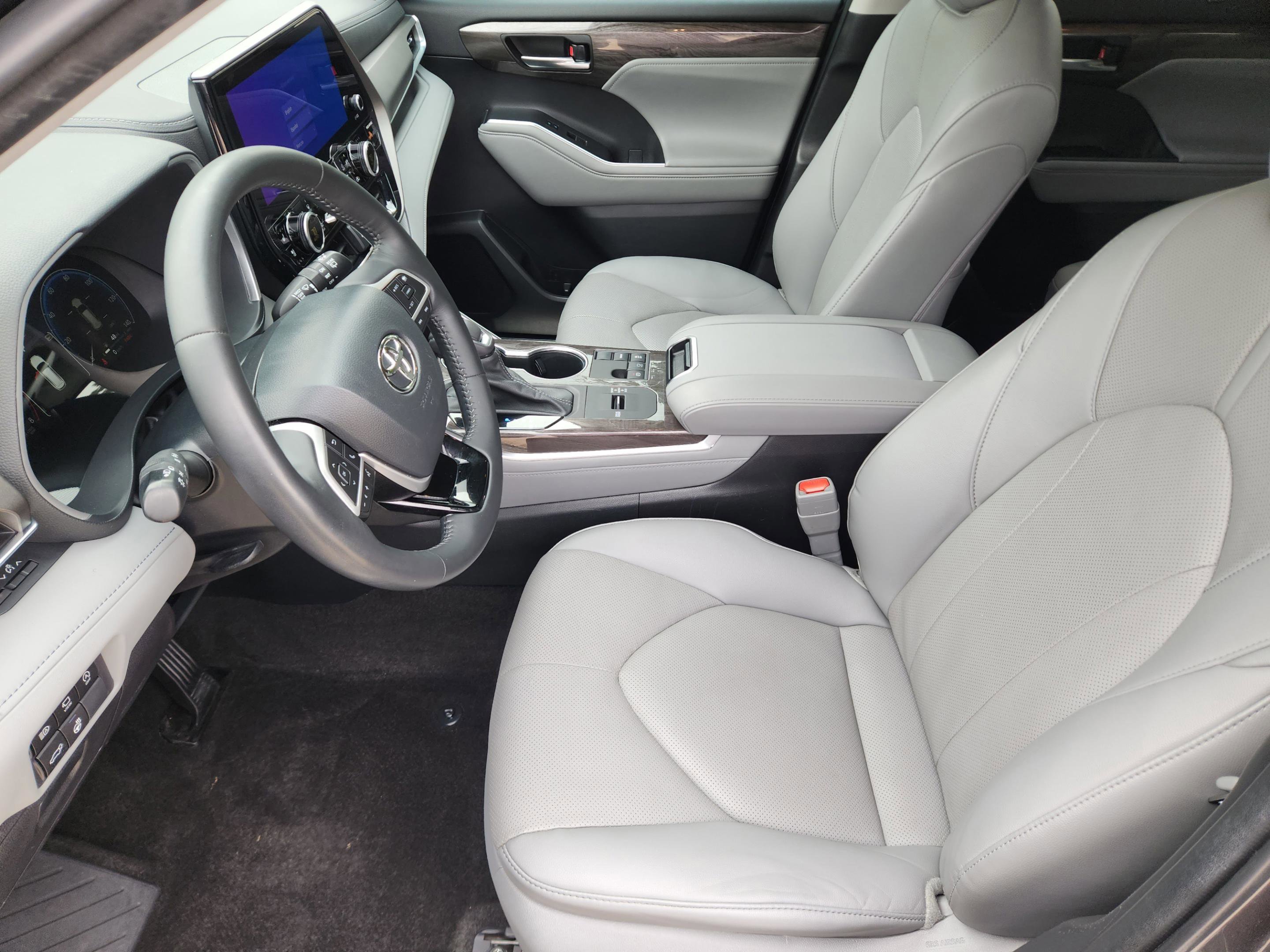 Used 2023 Toyota Highlander Limited FWD image 5