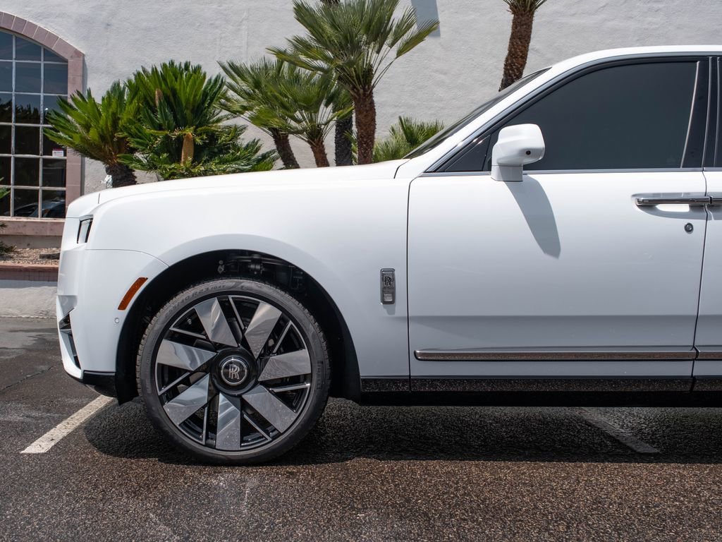 Used 2025 Rolls-Royce Cullinan AWD/4WD image 38