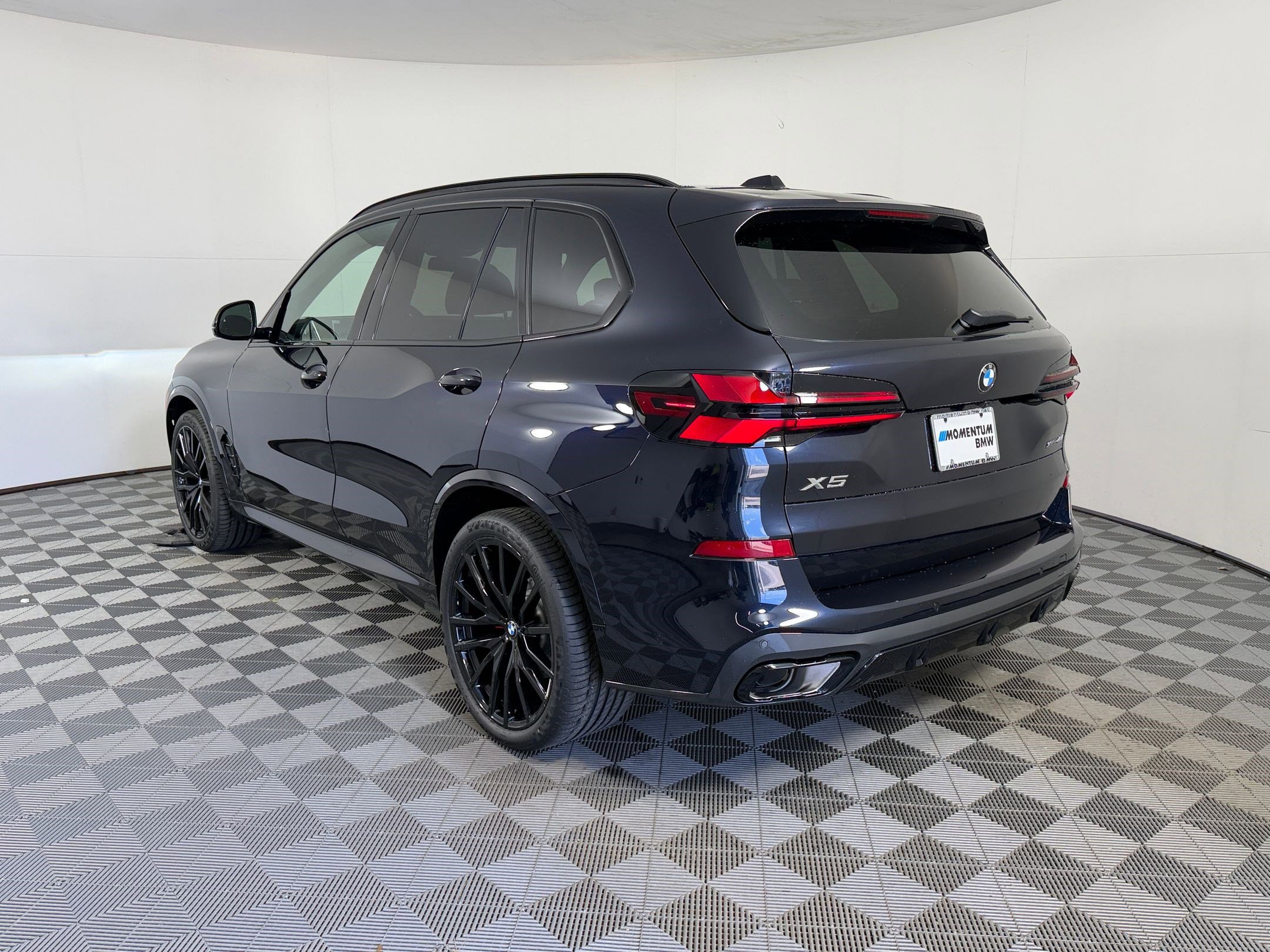 New 2026 BMW X5 xDrive40i w/ M Sport Package AWD/4WD image 3