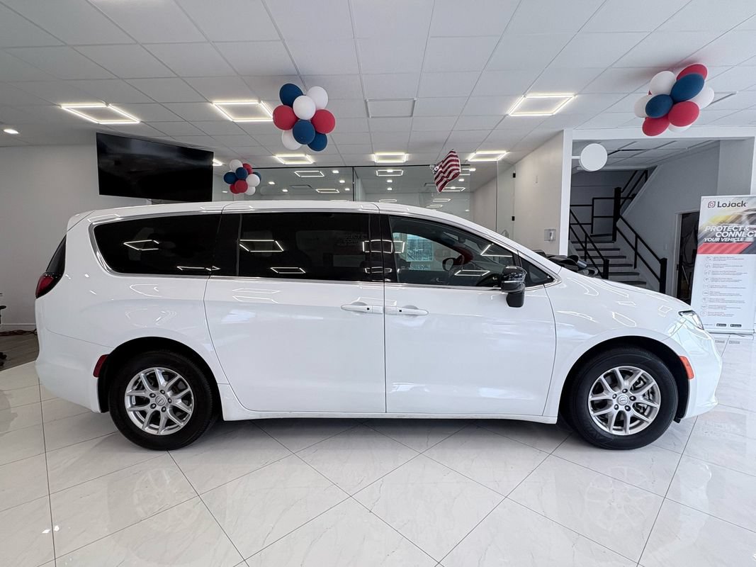 Used 2026 Chrysler Pacifica Select FWD image 5