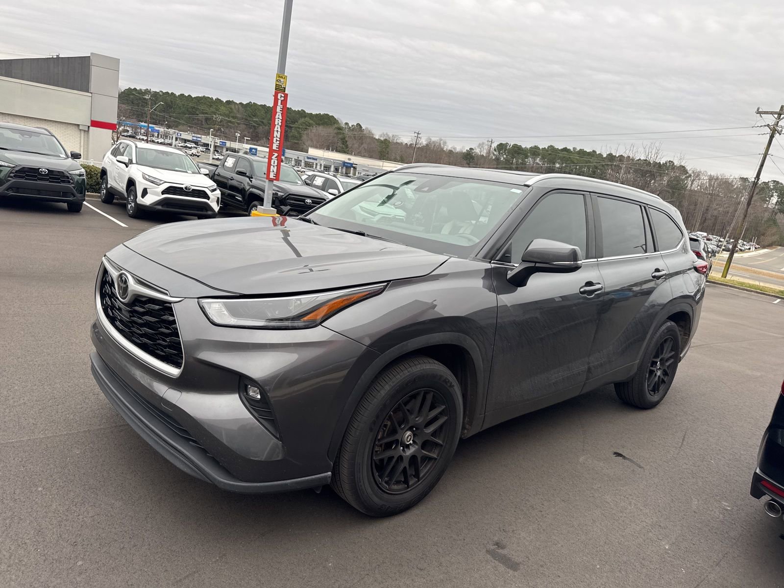 Used 2023 Toyota Highlander XLE image 3