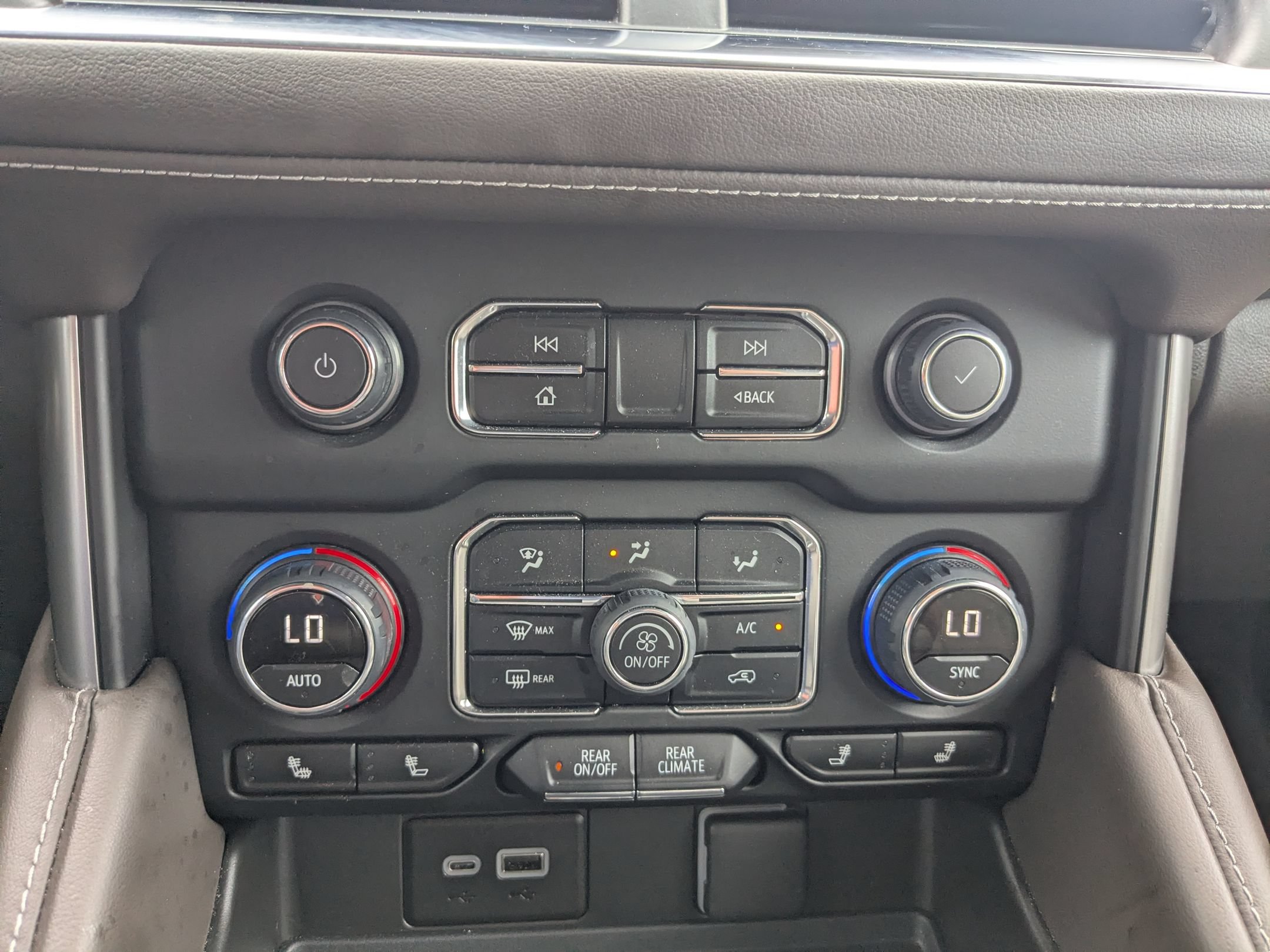 Used 2023 Chevrolet Tahoe Z71 w/ Z71 Off-Road Package AWD/4WD image 19