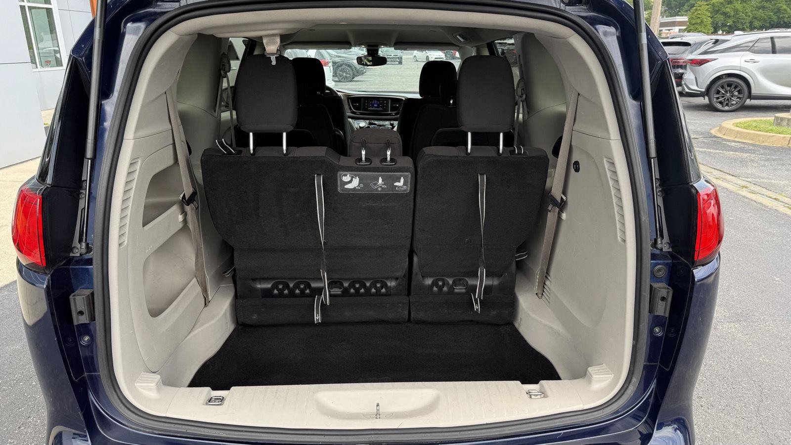 Used 2017 Chrysler Pacifica LX FWD image 19