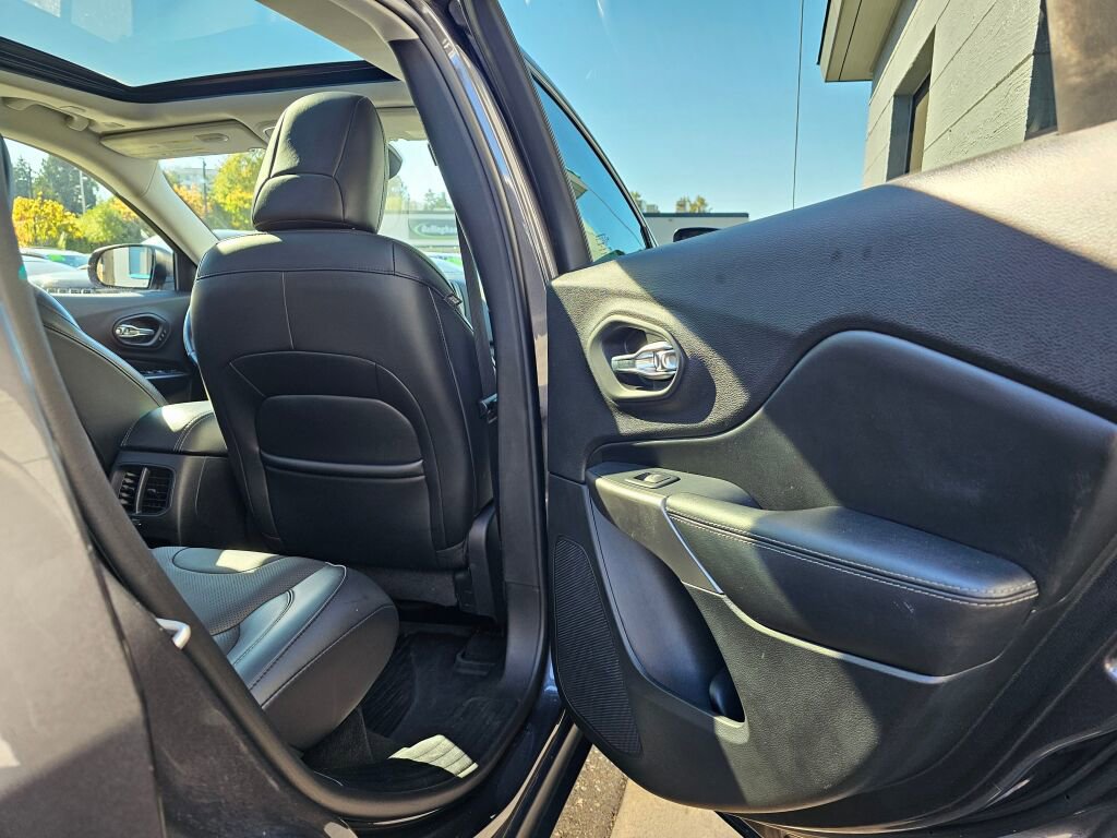 Used 2019 Jeep Cherokee Limited w/ Luxury Group image 13