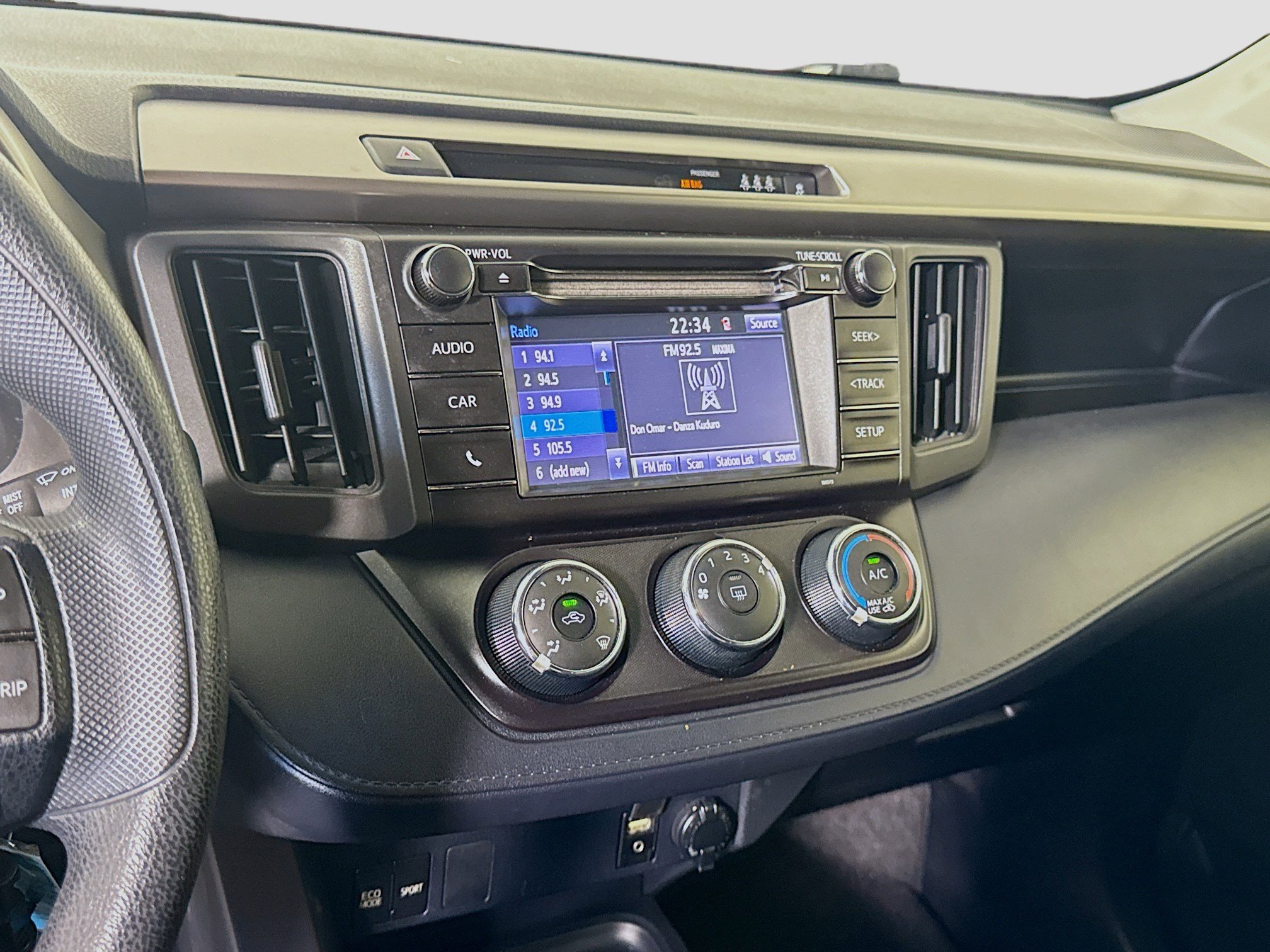 Used 2018 Toyota RAV4 LE image 18