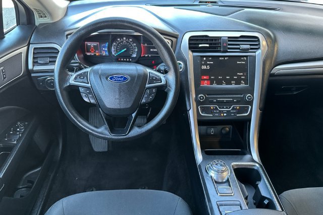Used 2017 Ford Fusion SE w/ Fusion SE Technology Package FWD image 16