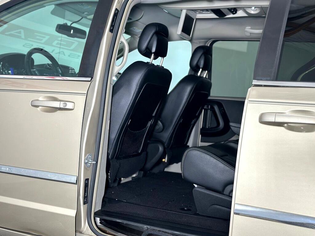 Used 2014 Chrysler Town & Country Touring image 11