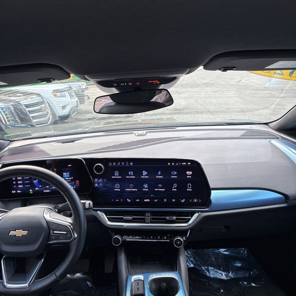 Used 2025 Chevrolet Equinox EV LT w/ Convenience Package image 17