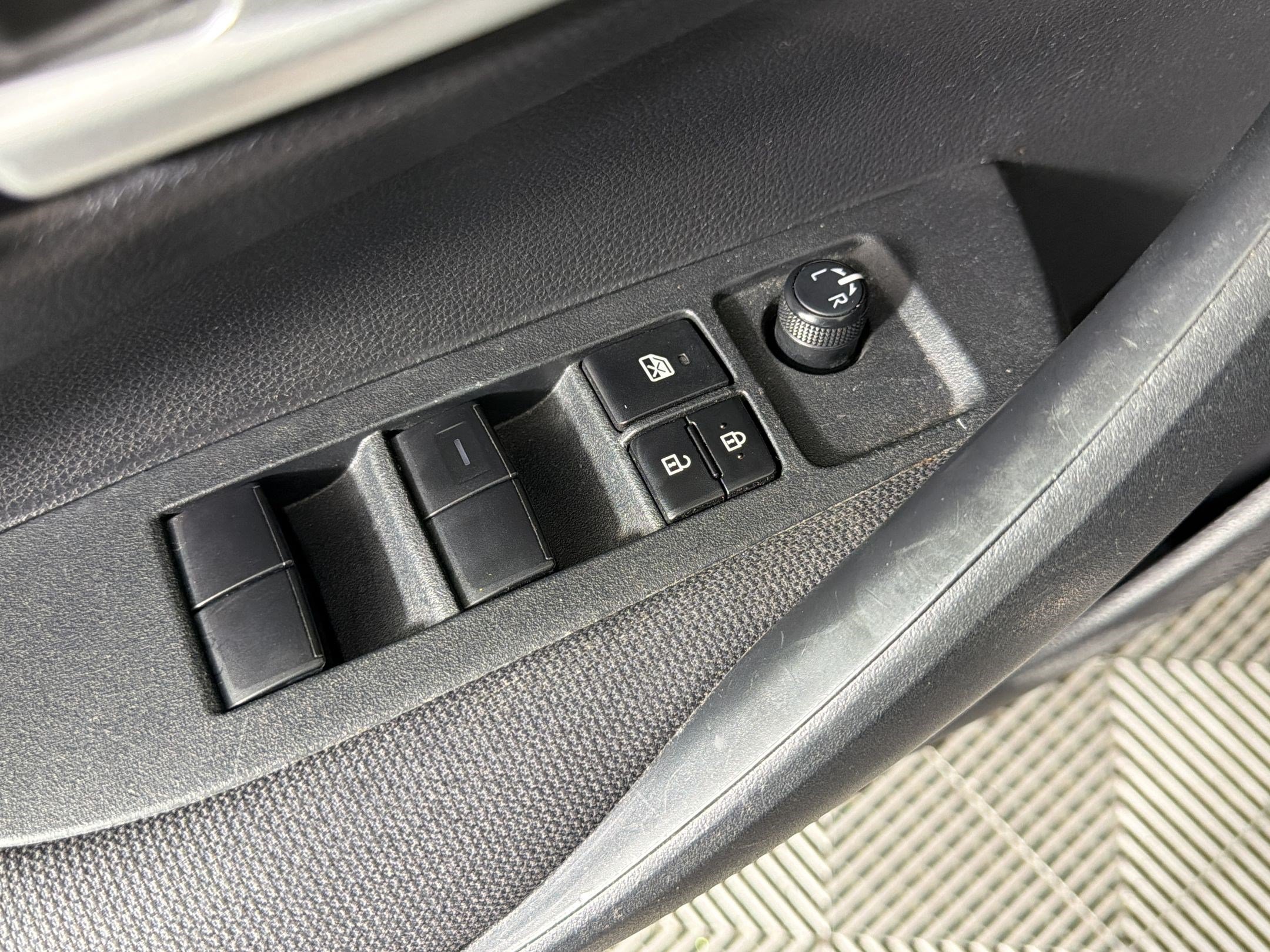 Used 2020 Toyota Corolla LE FWD image 23