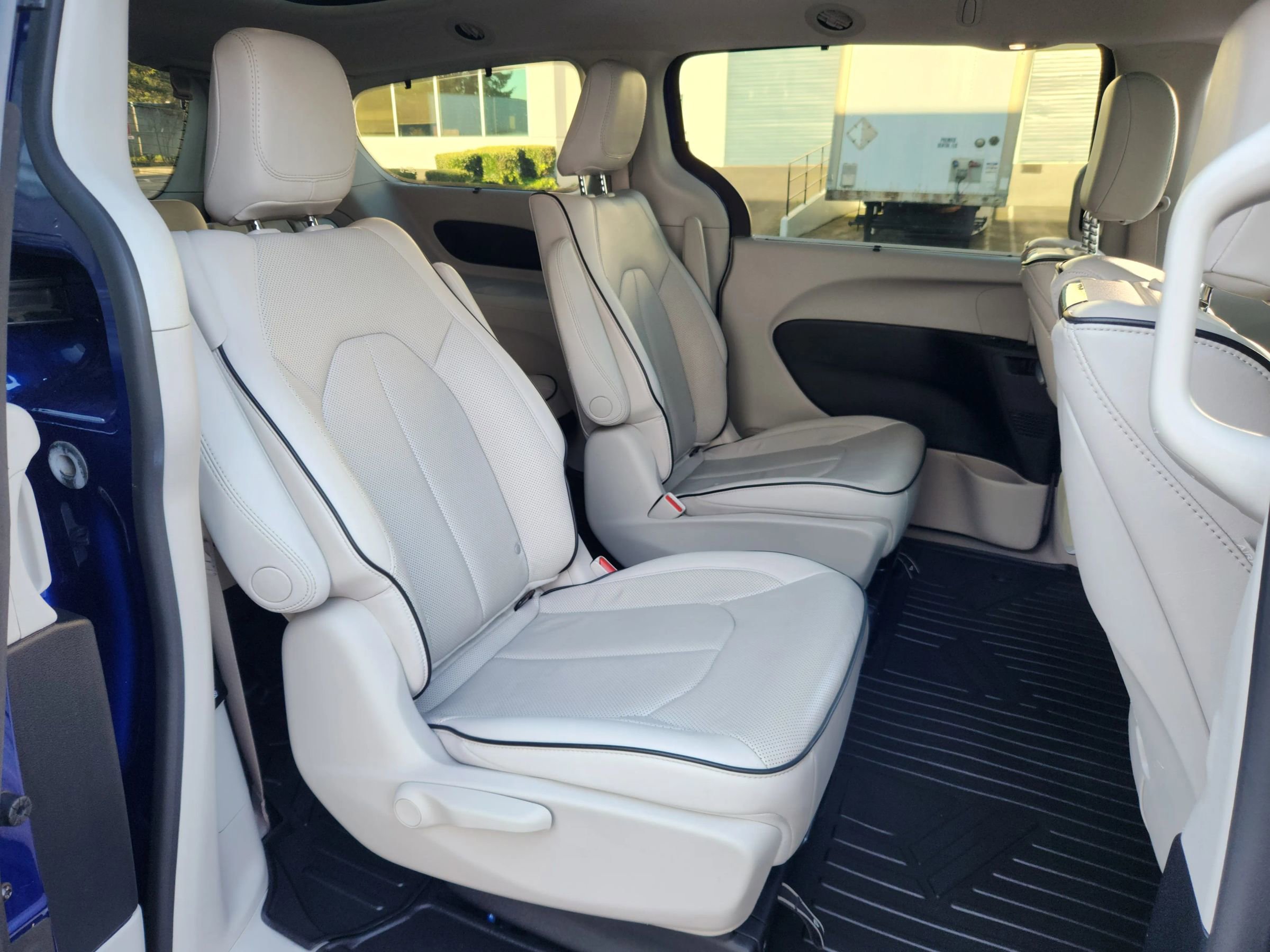 Used 2021 Chrysler Pacifica Limited w/ Uconnect Theater Family Group image 21