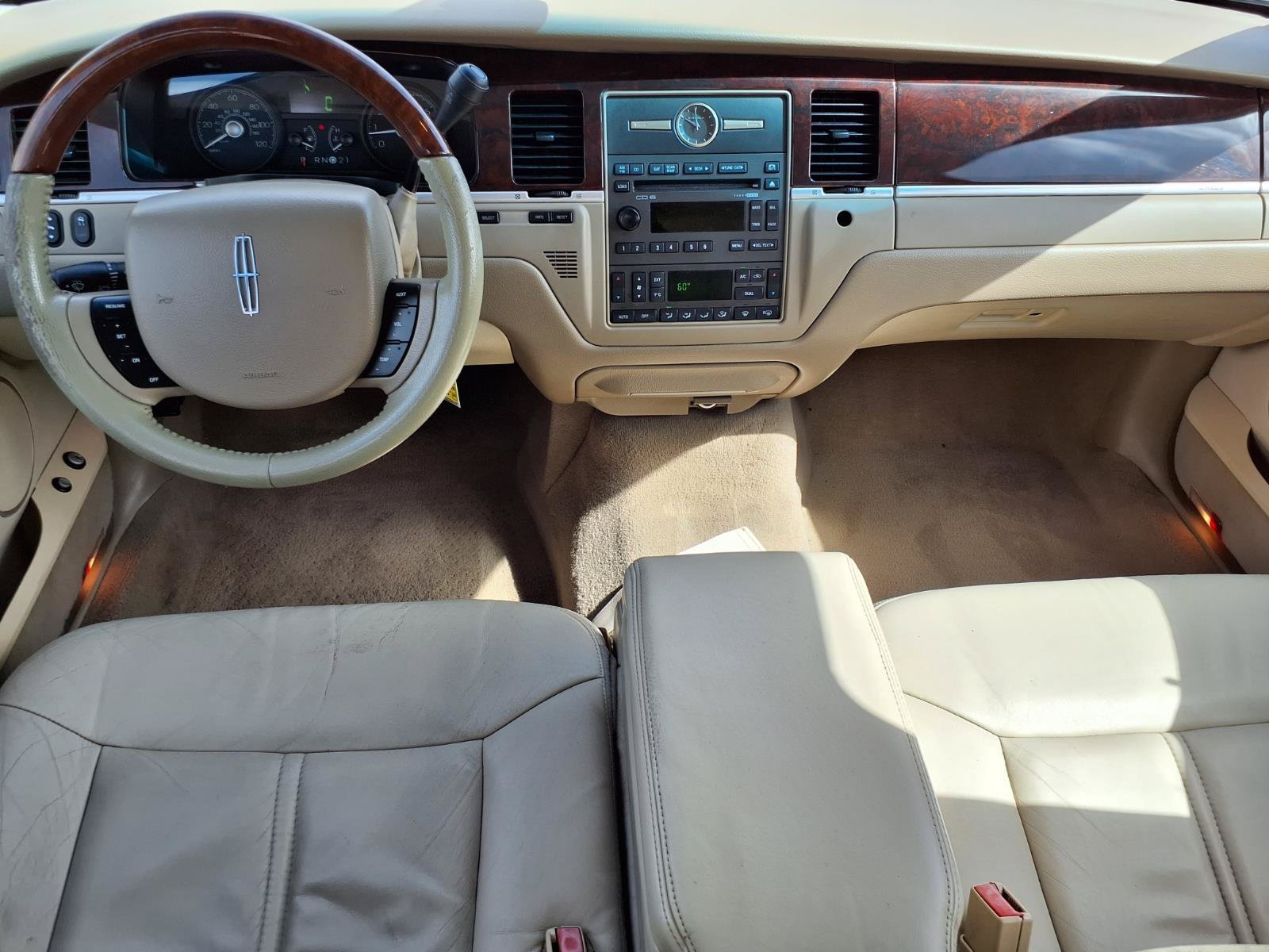 Used 2007 Lincoln Town Car Signature Limited RWD image 4