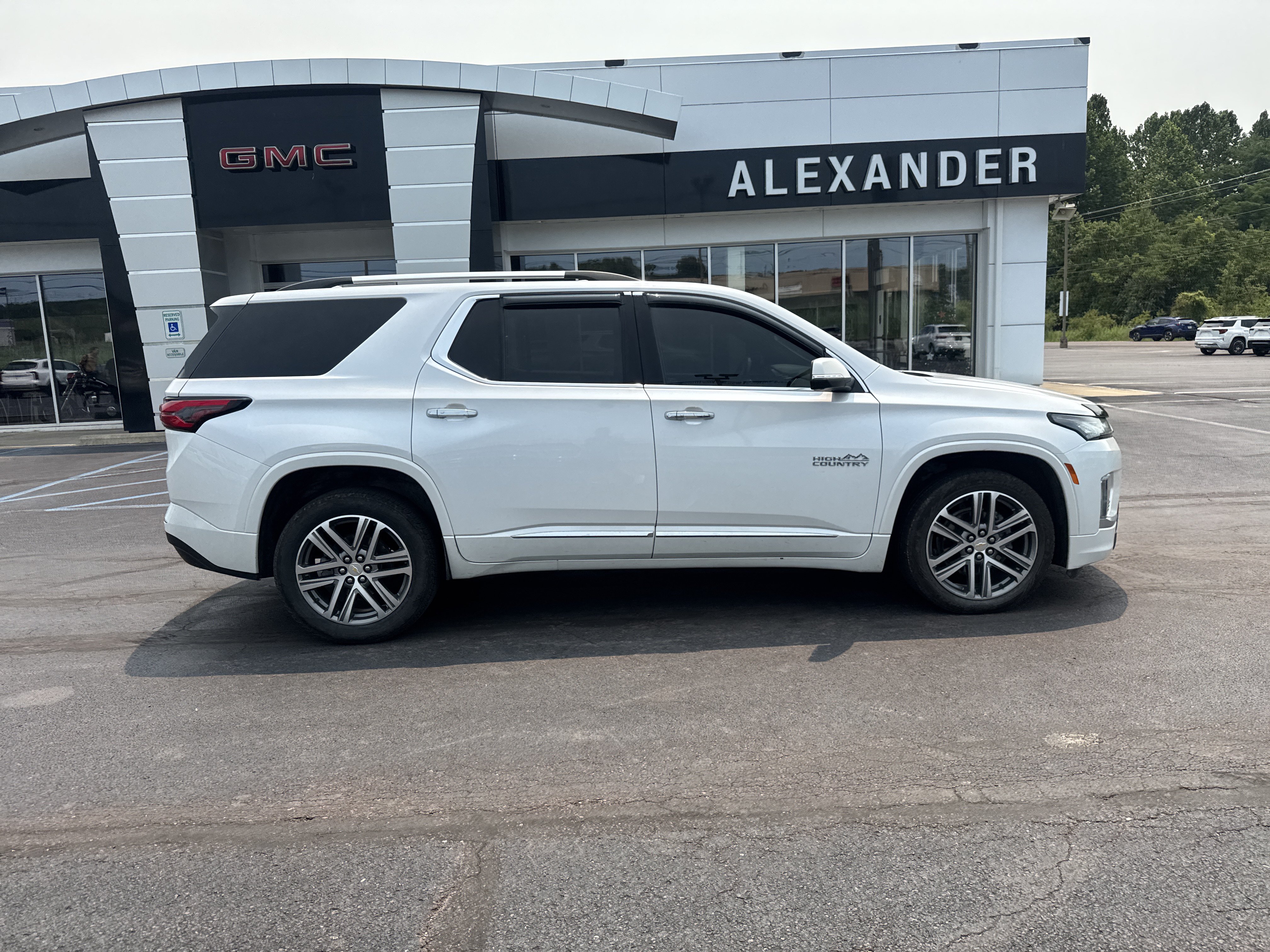 Used 2022 Chevrolet Traverse High Country w/ LPO, Floor Liner Package AWD/4WD video 2