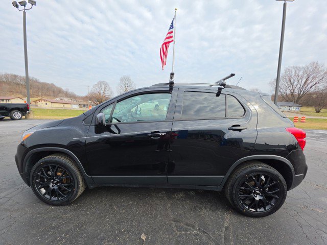 Used 2021 Chevrolet Trax LT w/ Premium Seat Package AWD/4WD image 2