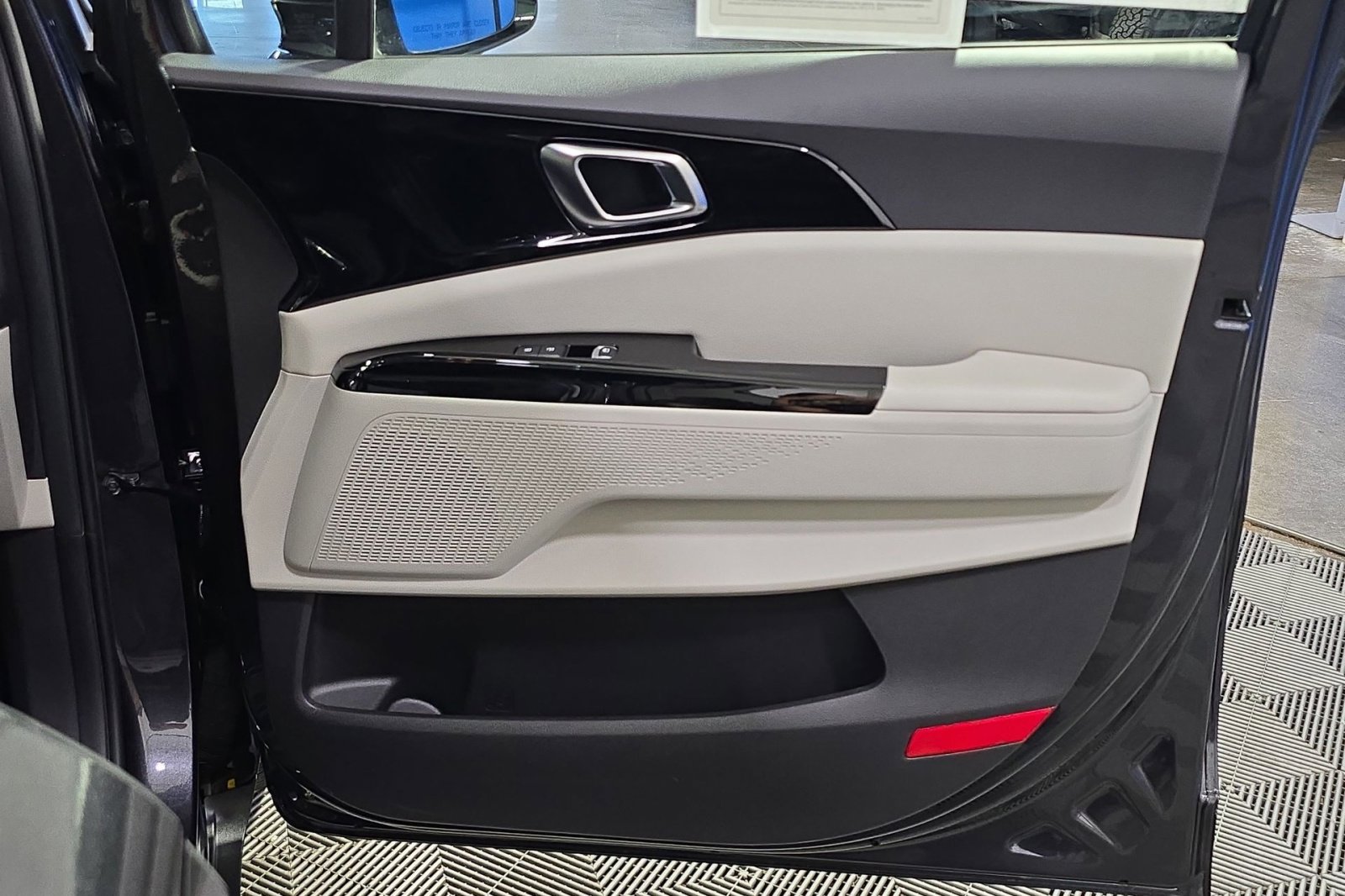 Used 2023 Kia Carnival SX image 37