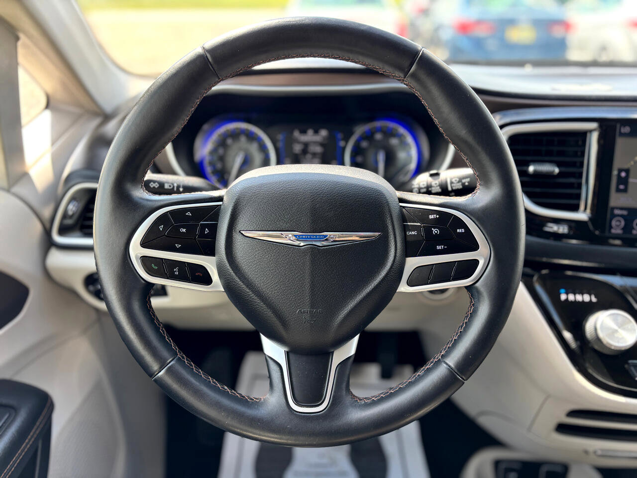 Used 2018 Chrysler Pacifica Touring-L image 13