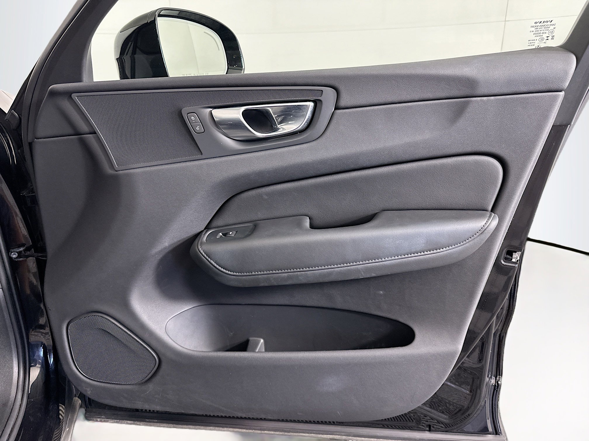 Used 2025 Volvo XC60 B5 Plus image 33