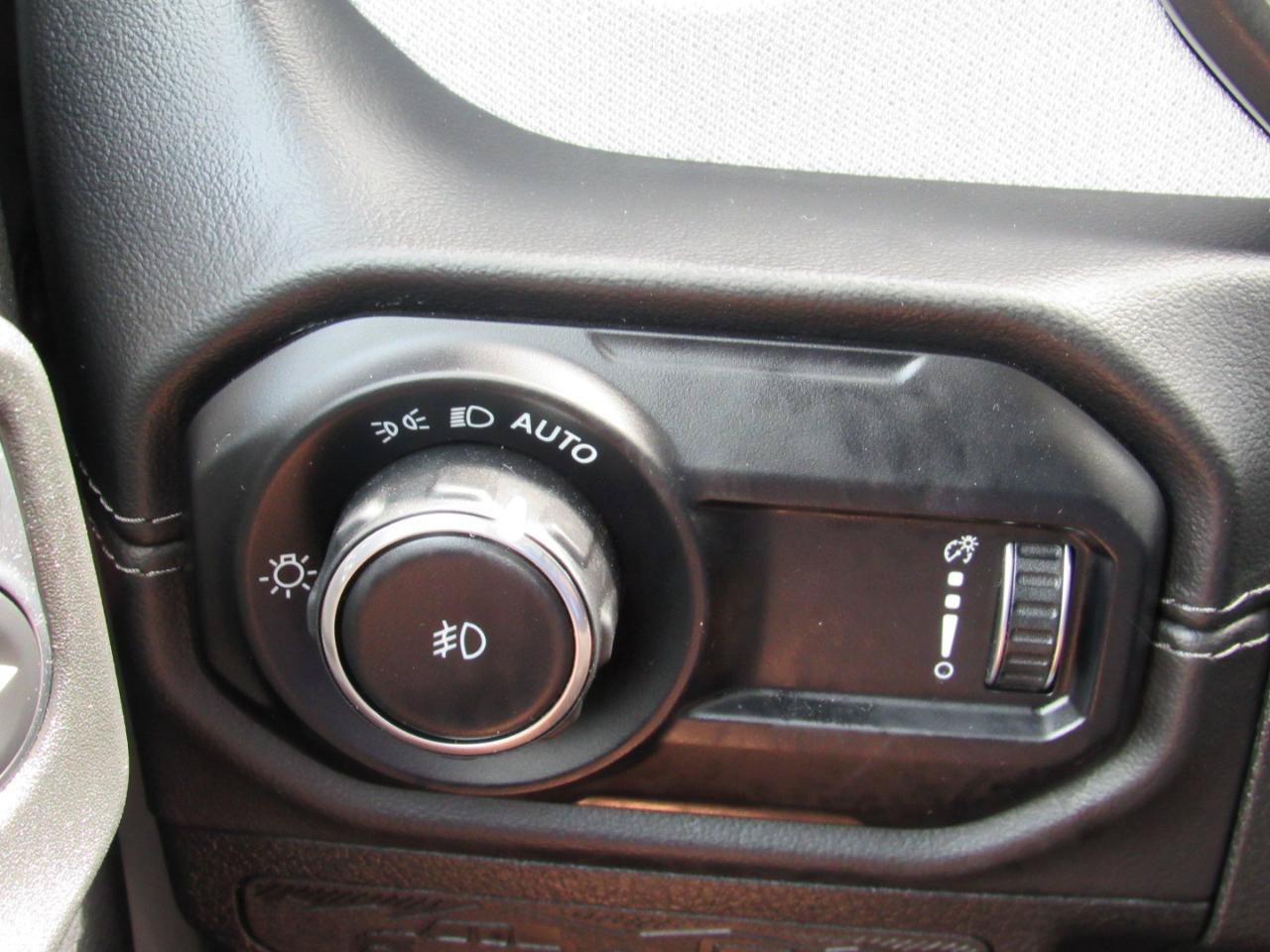 Used 2024 Jeep Wrangler Unlimited Sahara w/ Technology Group AWD/4WD image 17