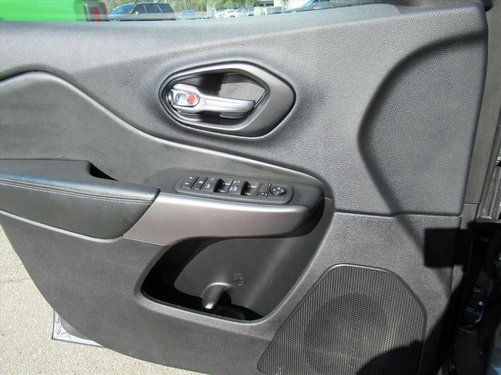 Used 2022 Jeep Cherokee Latitude Lux w/ Mopar Interior Package image 18