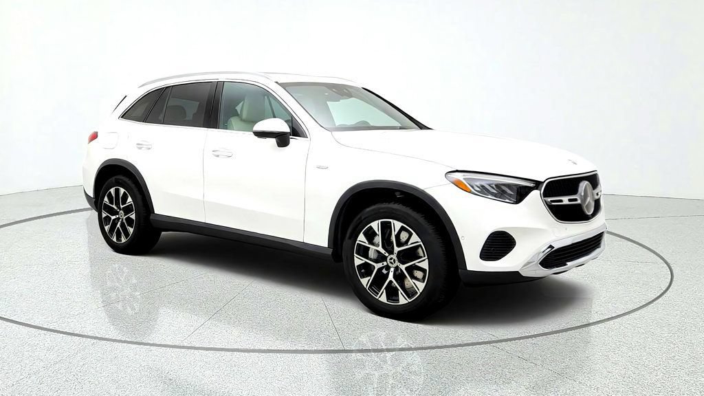 Used 2025 Mercedes-Benz GLC 350e 4MATIC w/ Driver Assistance Package image 3