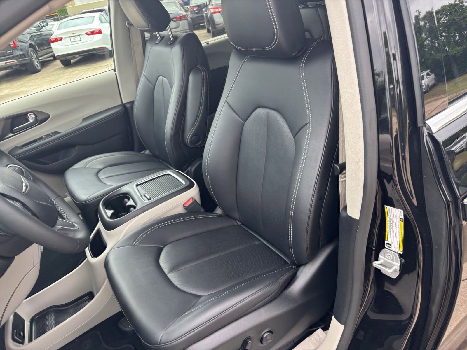 Used 2024 Chrysler Pacifica Touring-L image 36