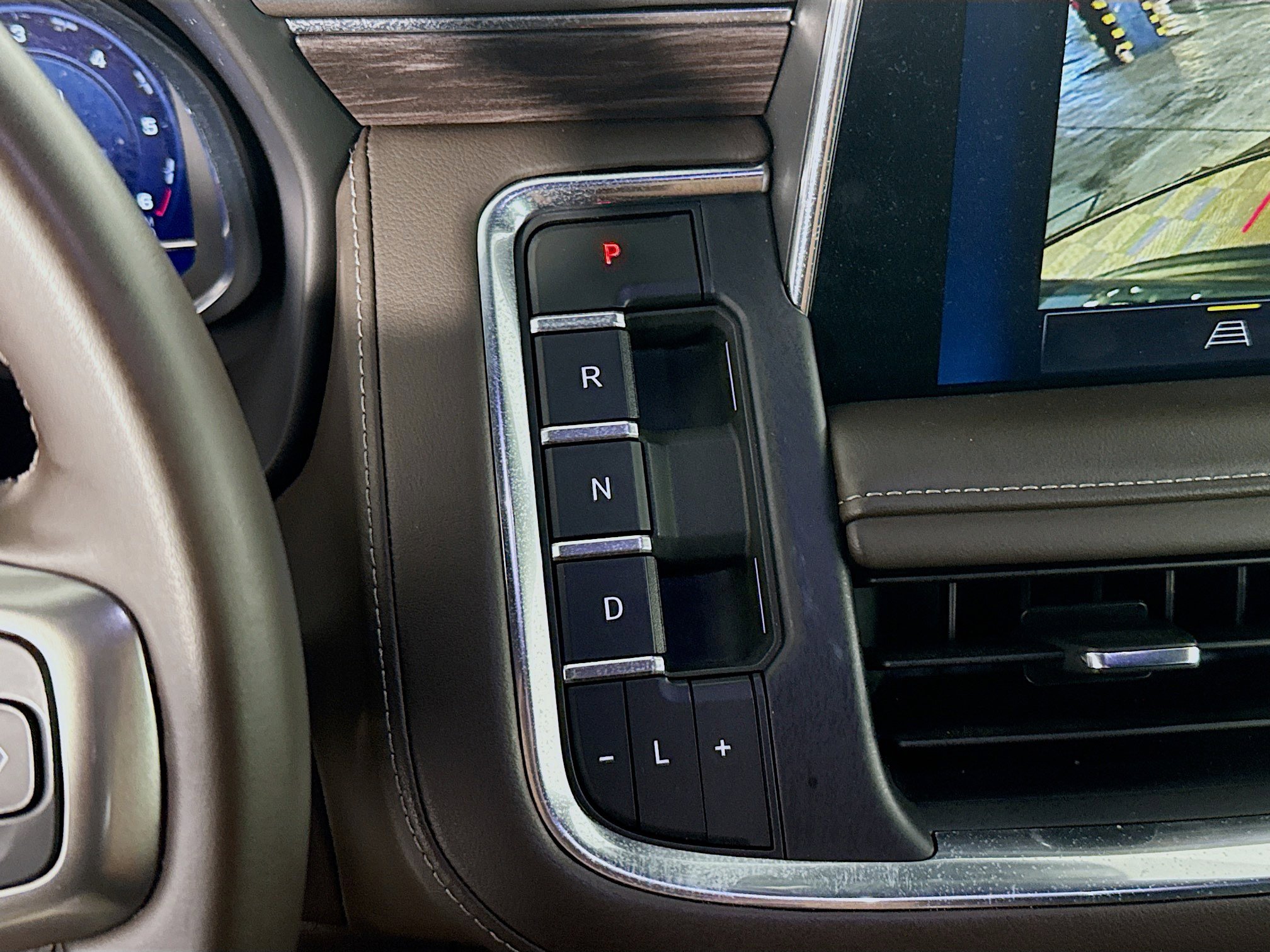 Used 2024 Chevrolet Suburban LT RWD image 20