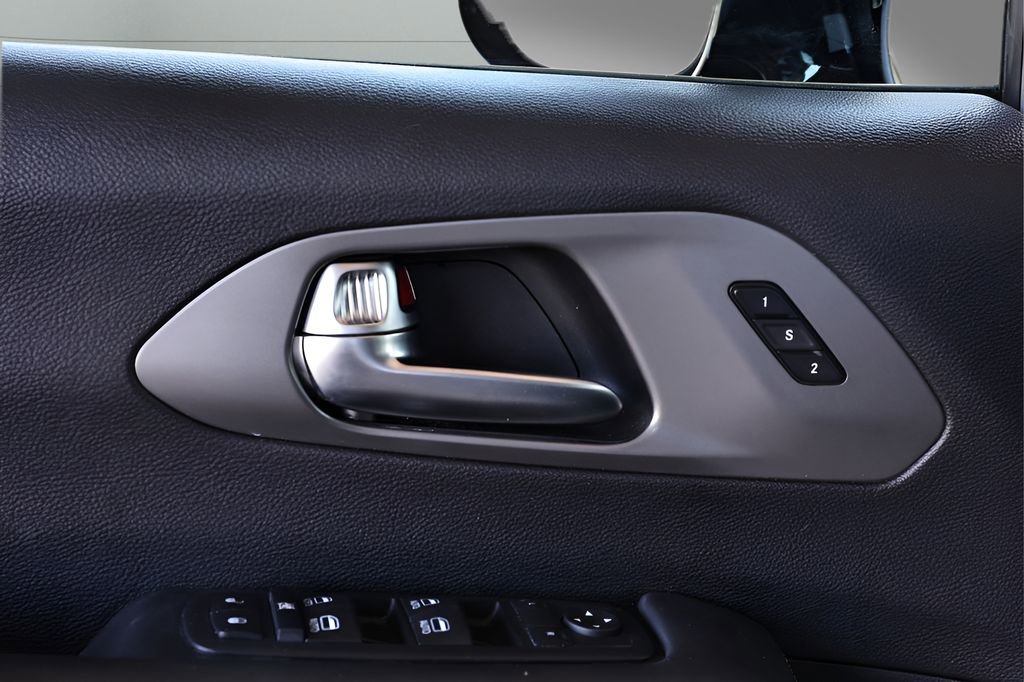 Used 2025 Chrysler Pacifica Select image 40