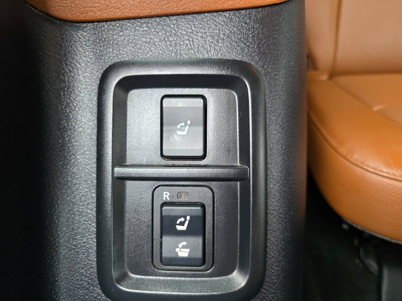Used 2013 Toyota Sequoia Platinum AWD/4WD image 36