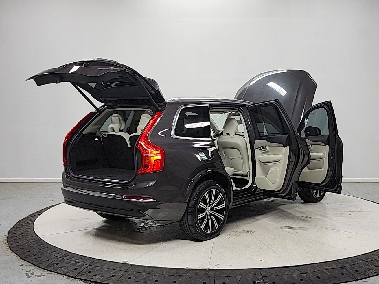Used 2024 Volvo XC90 B5 Plus AWD/4WD image 15
