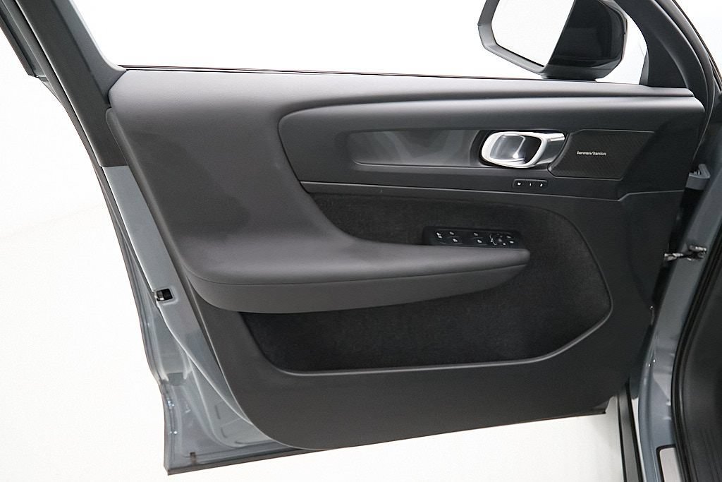 Certified 2023 Volvo C40 P8 Recharge Ultimate AWD/4WD image 10