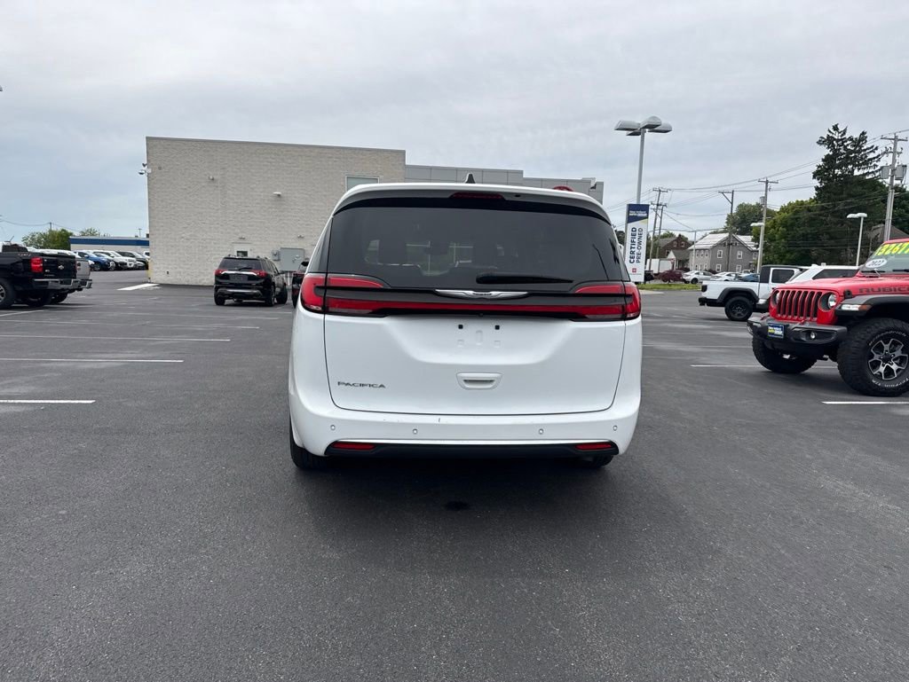 Used 2024 Chrysler Pacifica Touring-L FWD image 3