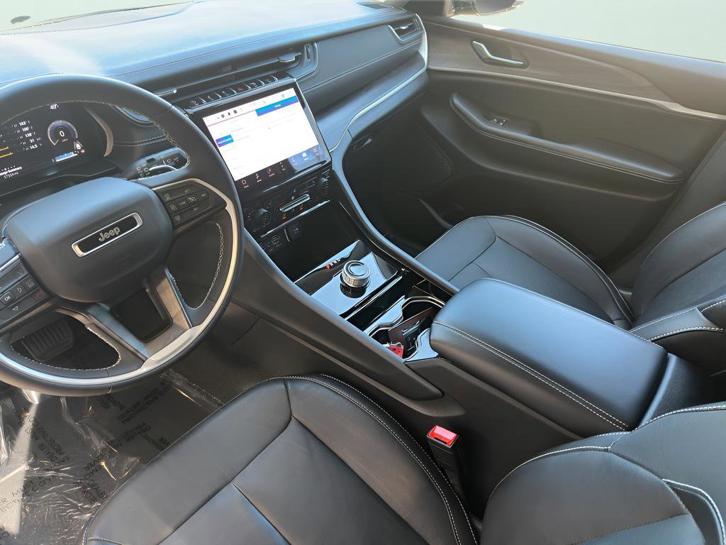 Used 2023 Jeep Grand Cherokee Limited w/ Black Appearance Package image 32