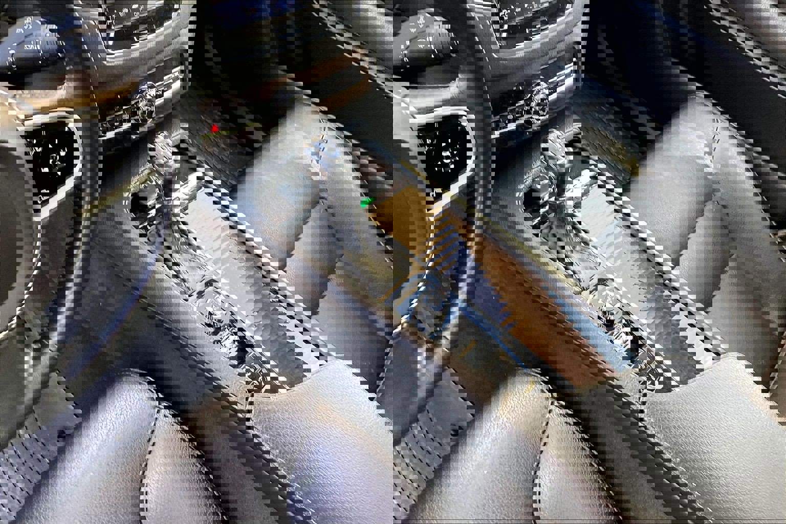 Used 2018 Volvo XC90 T6 Momentum w/ Convenience Package image 17