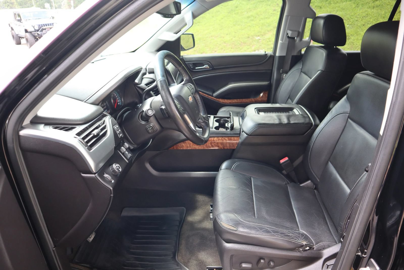Used 2015 Chevrolet Suburban LTZ RWD image 9