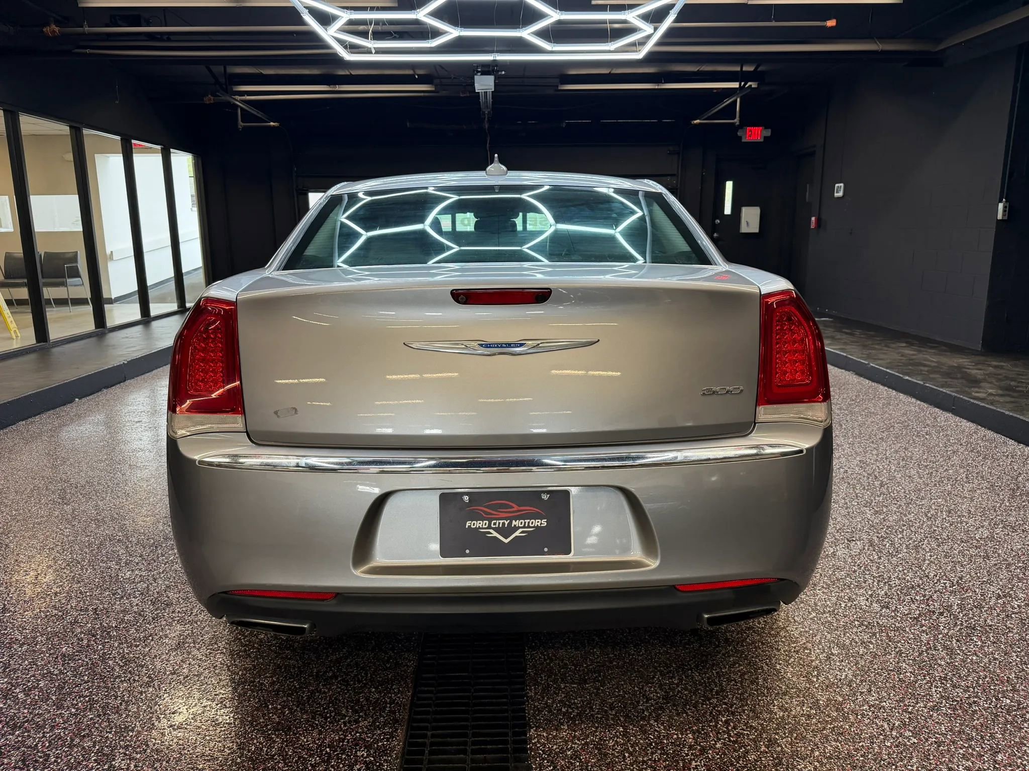 Used 2018 Chrysler 300 Limited RWD image 6