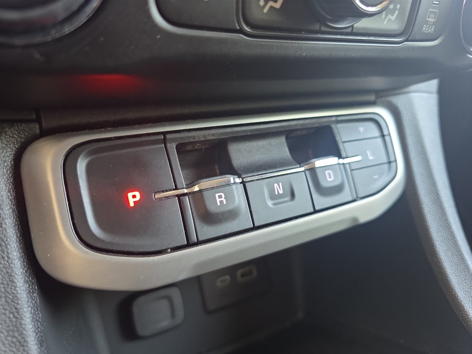 Used 2023 GMC Acadia SLE w/ Driver Convenience Package FWD image 16