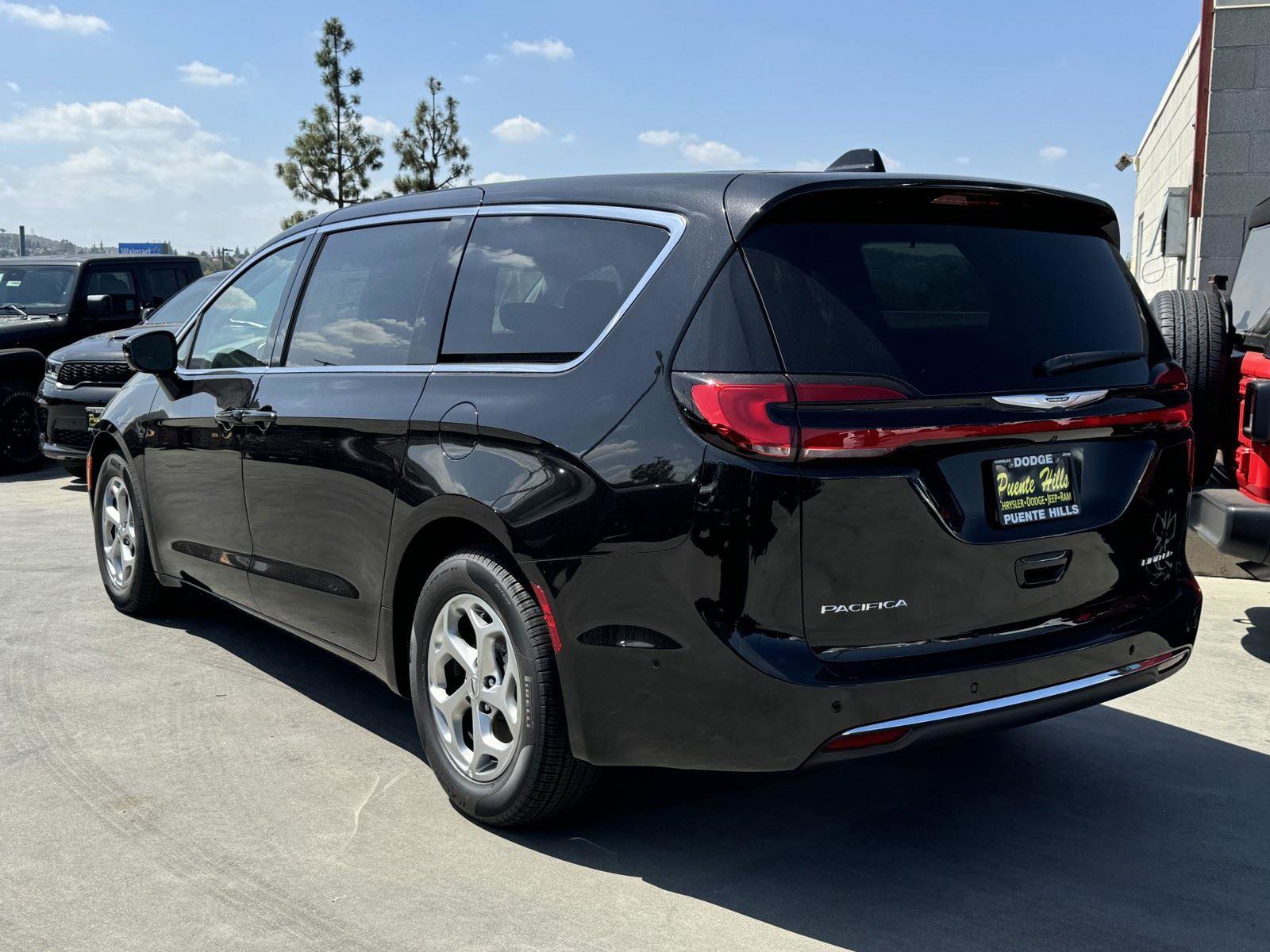 New 2024 Chrysler Pacifica Limited FWD image 4